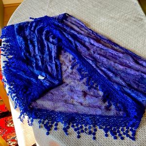 Women’s lace and finely knit tasseled triangular scarf. Size: 17x67